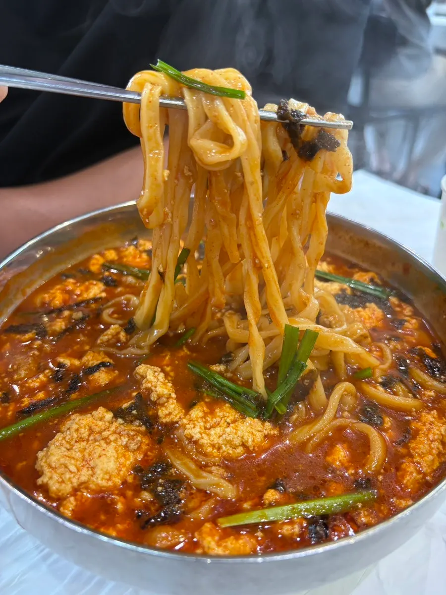 막국수 면을 건져 올린 모습