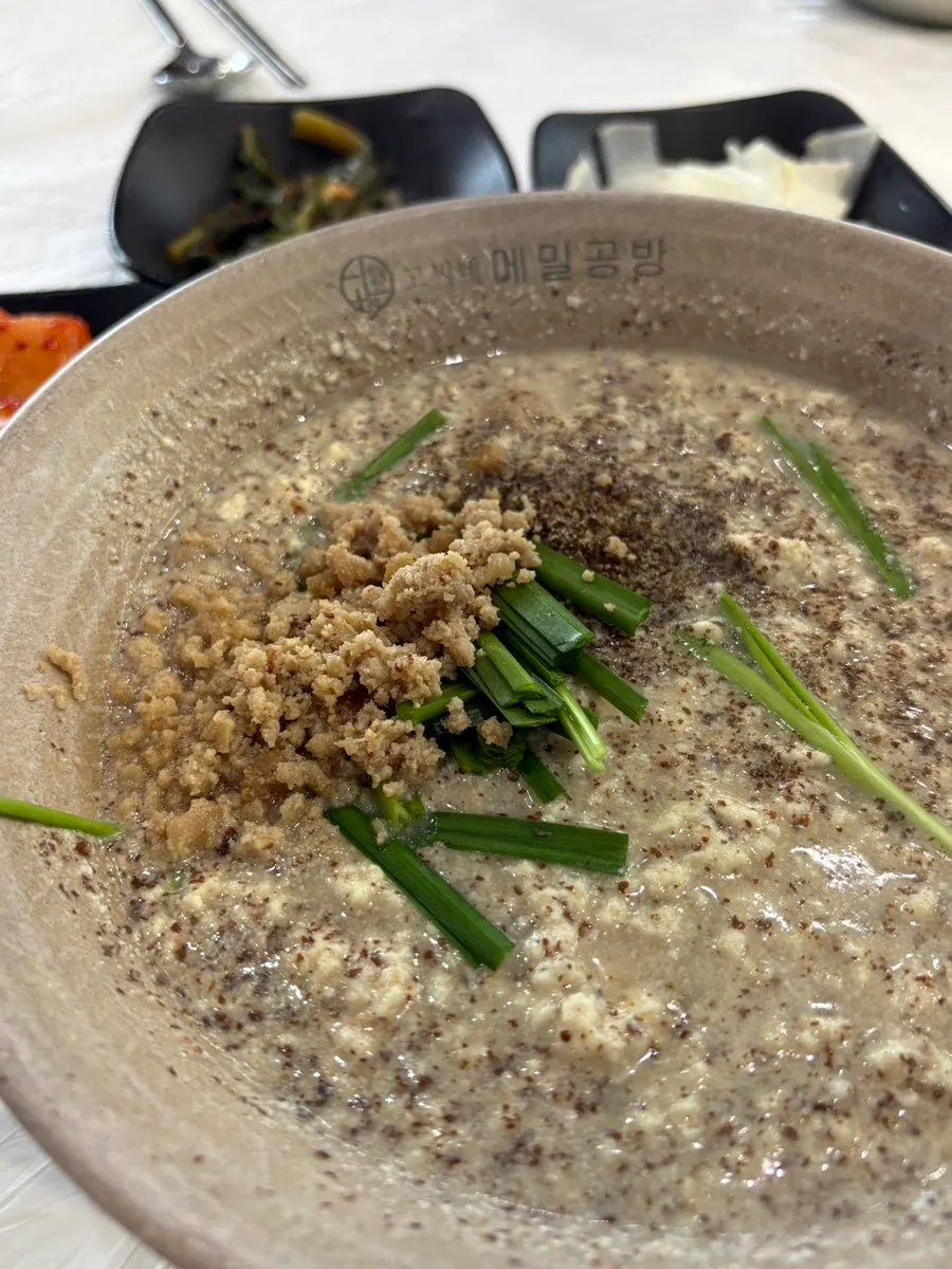 순두부와 김가루가 올라간 칼국수 국물