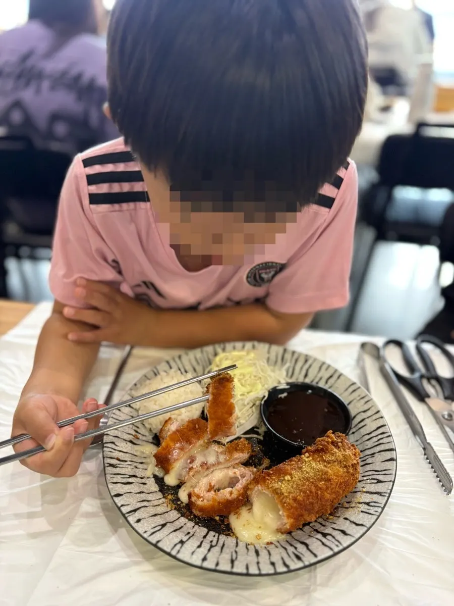 자른 단면에서 치즈가 늘어나는 롤까스