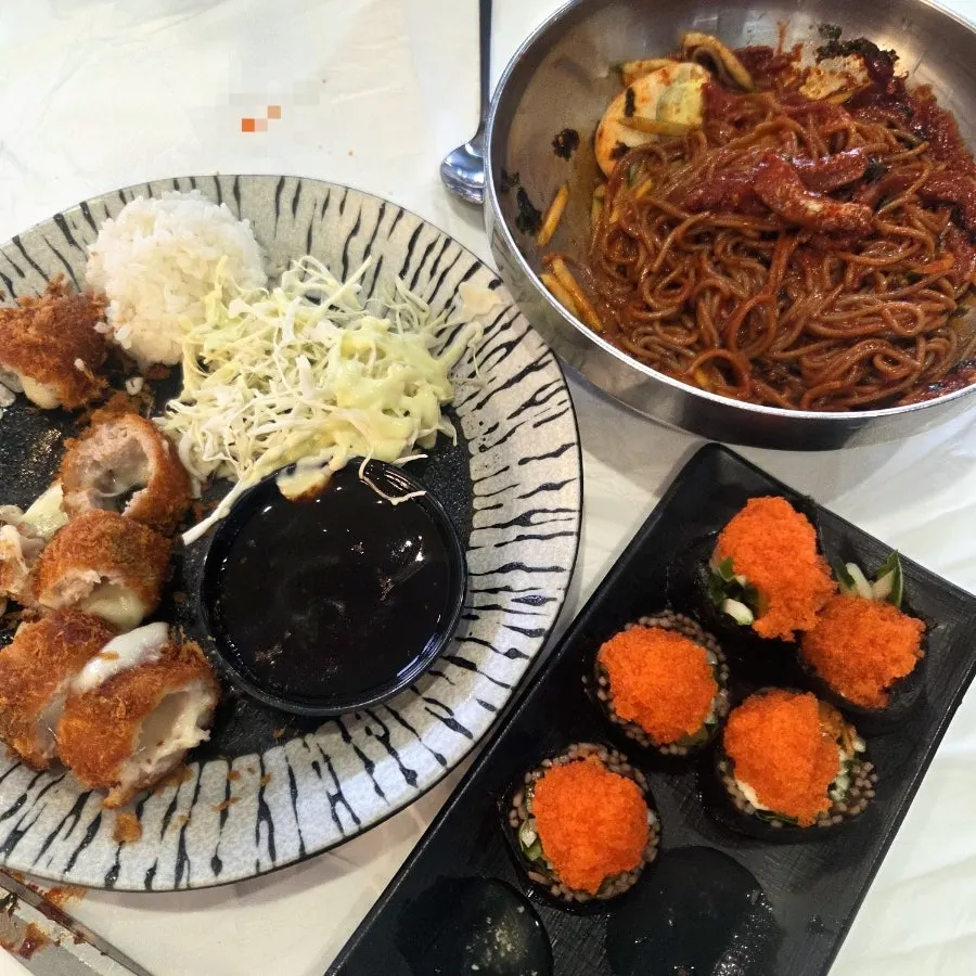 둘이서 주문한 막국수·롤까스·김밥 한 상