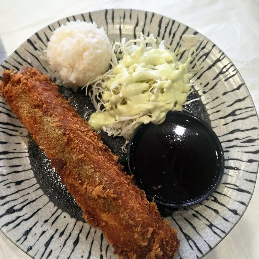 치즈가 들어간 메밀치즈롤까스와 밥·샐러드