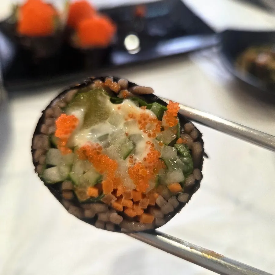 날치알이 듬뿍 올라간 메밀김밥 단면