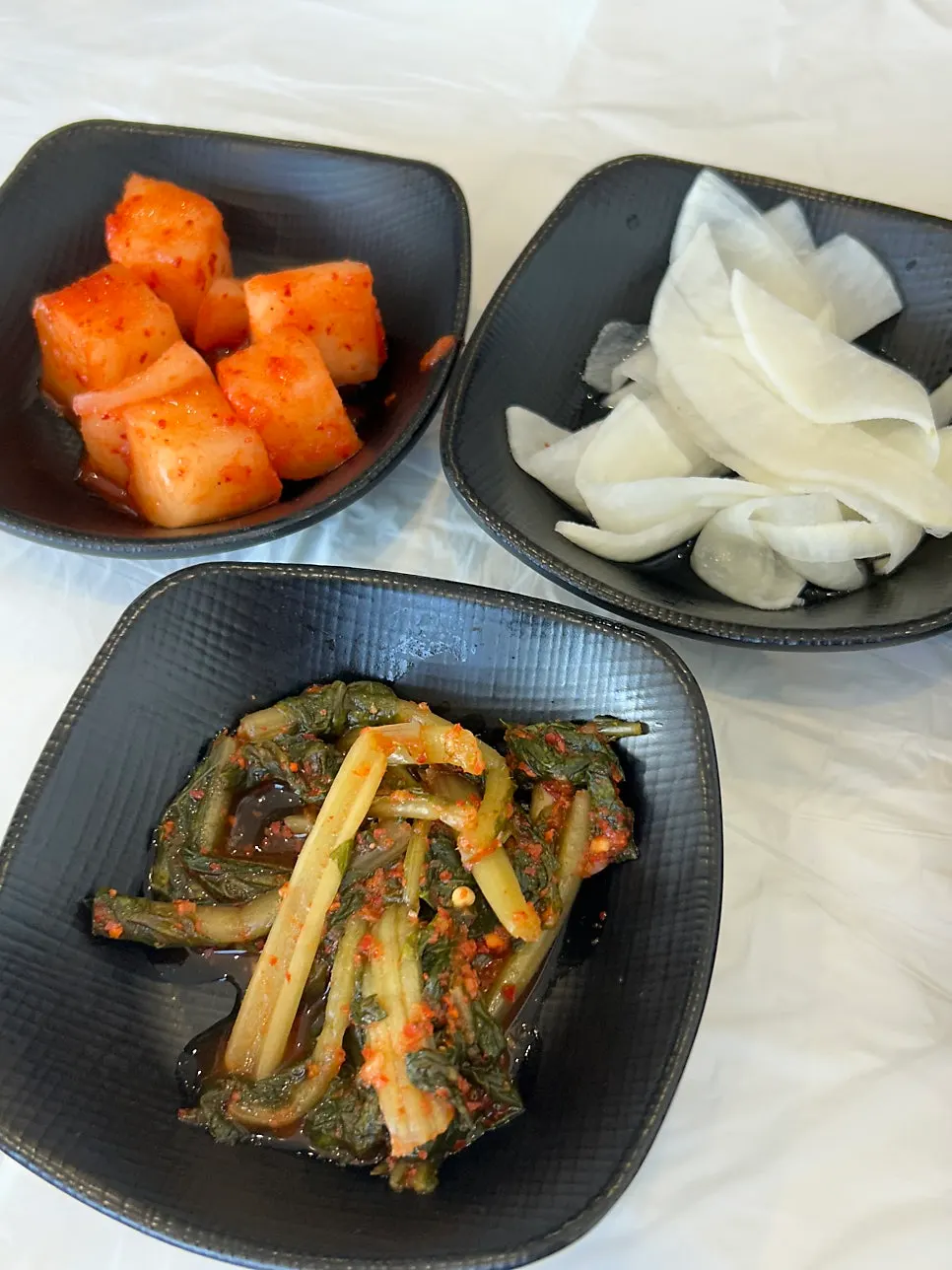 Side dishes served alongside the makguksu