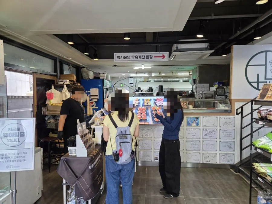 고씨네동해막국수 본점 1층 내부 전경