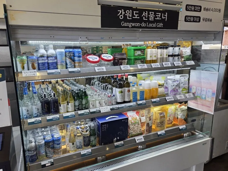 테이블 네 개가 놓인 1층 홀