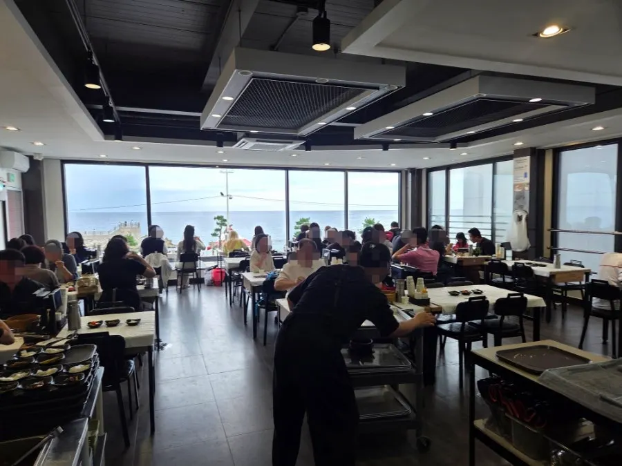2층 통유리창 너머 강문해변 오션뷰
