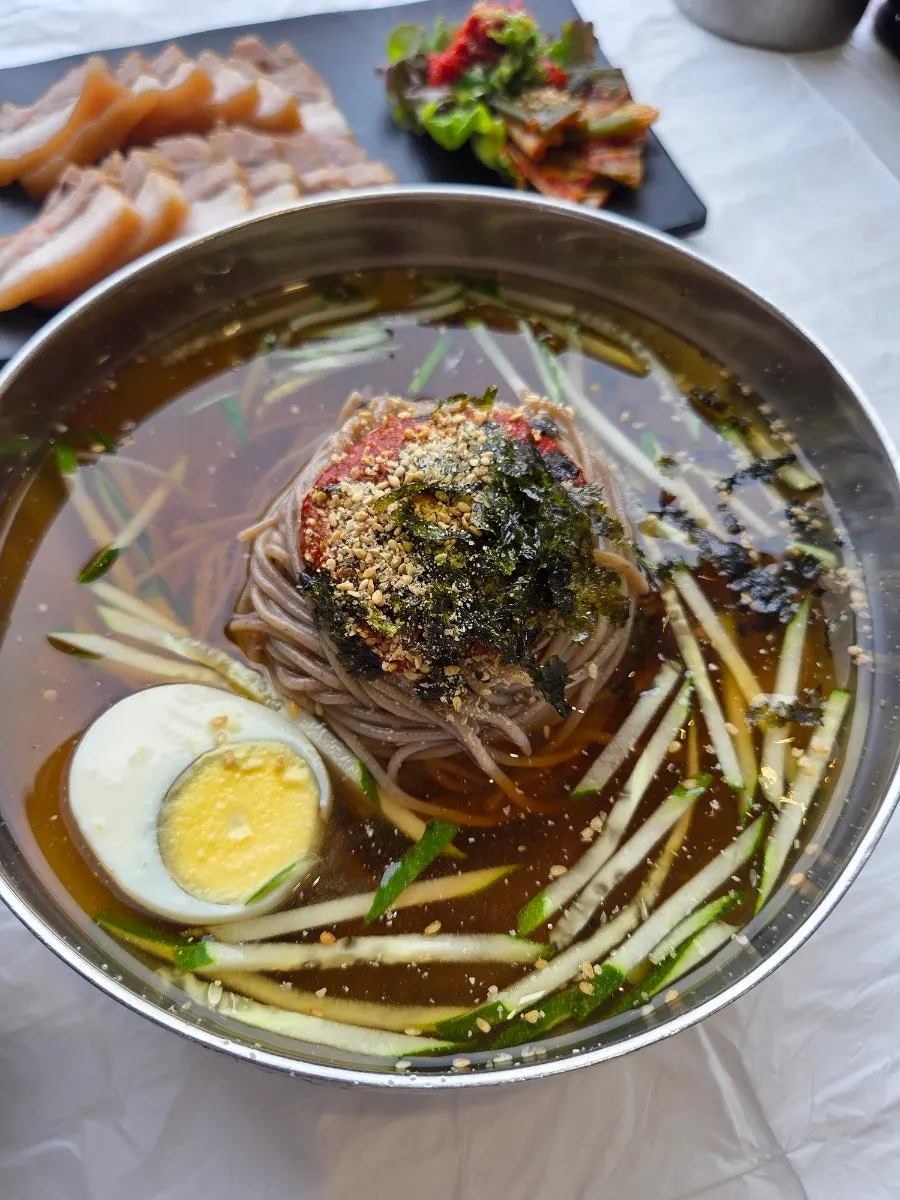 창가 테이블에 차려진 2인세트 한 상