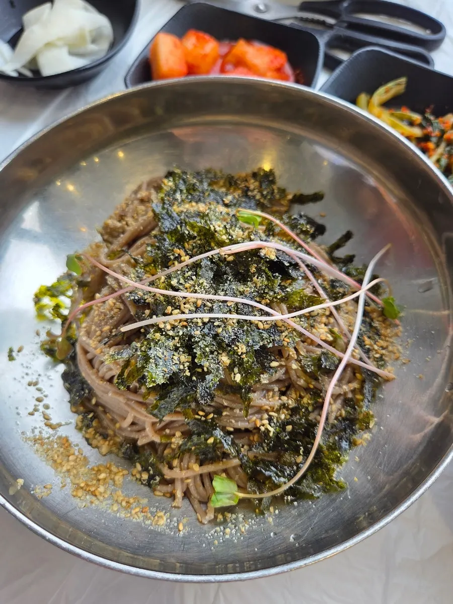 물막국수 면을 들어올린 모습