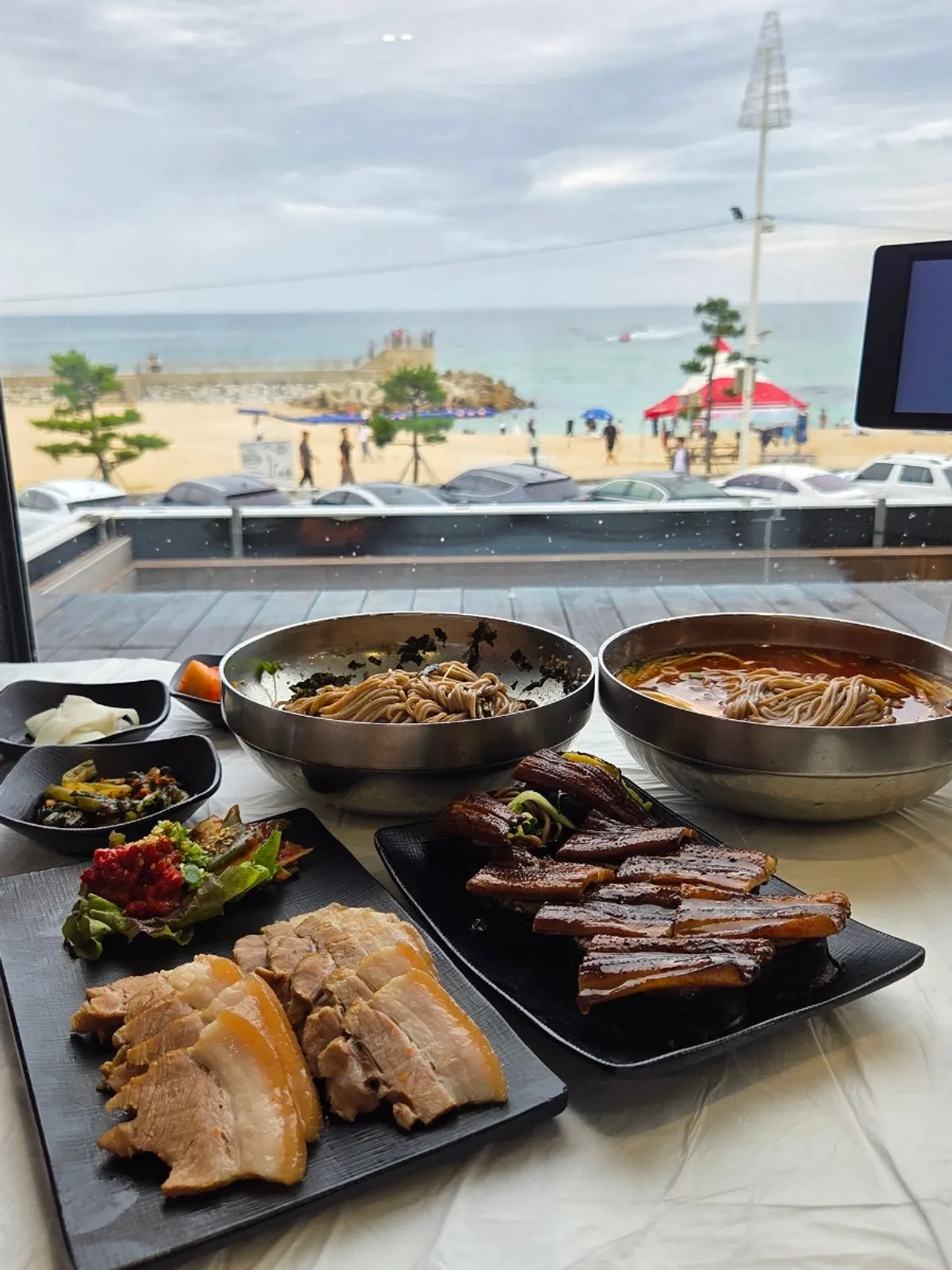 강문해변 오션뷰 창가석의 막국수 상차림