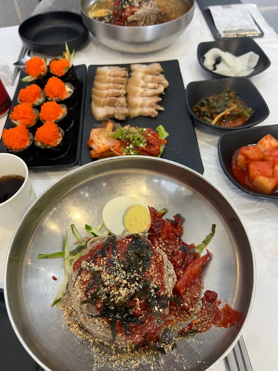 Water makguksu and spicy makguksu placed together on the table
