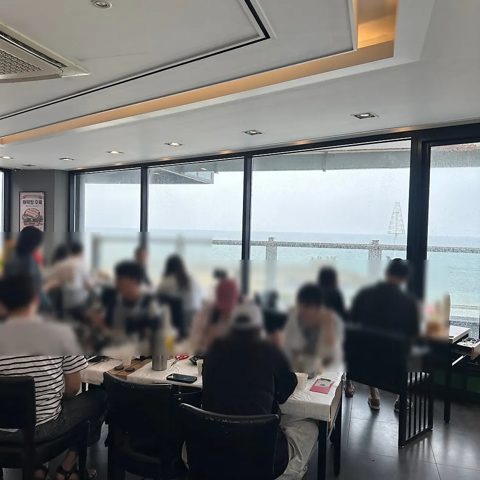 손님으로 가득한 고씨네동해막국수 3층 홀
