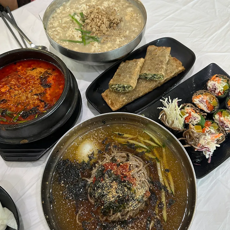 식초 설탕 소금 겨자가 놓인 테이블 세팅