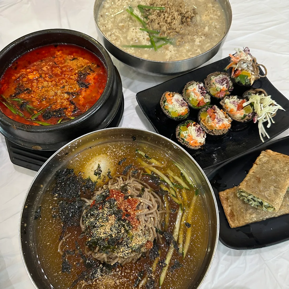 해장 메뉴가 차려진 고씨네동해막국수 테이블
