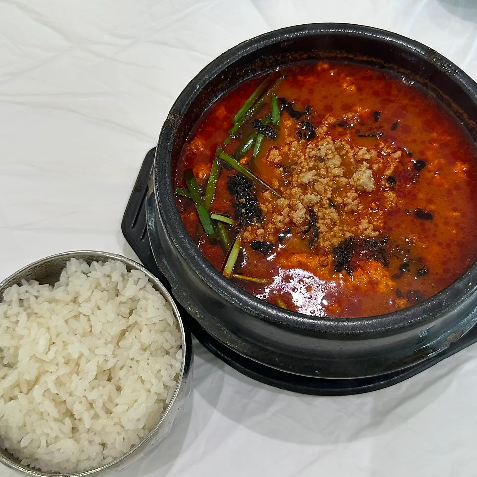 밥으로 주문한 얼큰순두부 한 상