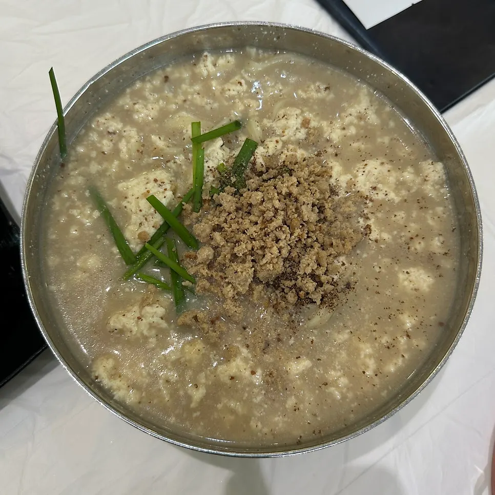 따뜻한 국물로 해장하는 순두부 한 그릇