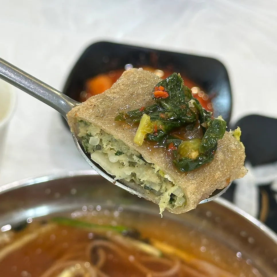 속이 꽉 찬 곤드레메밀전병 단면