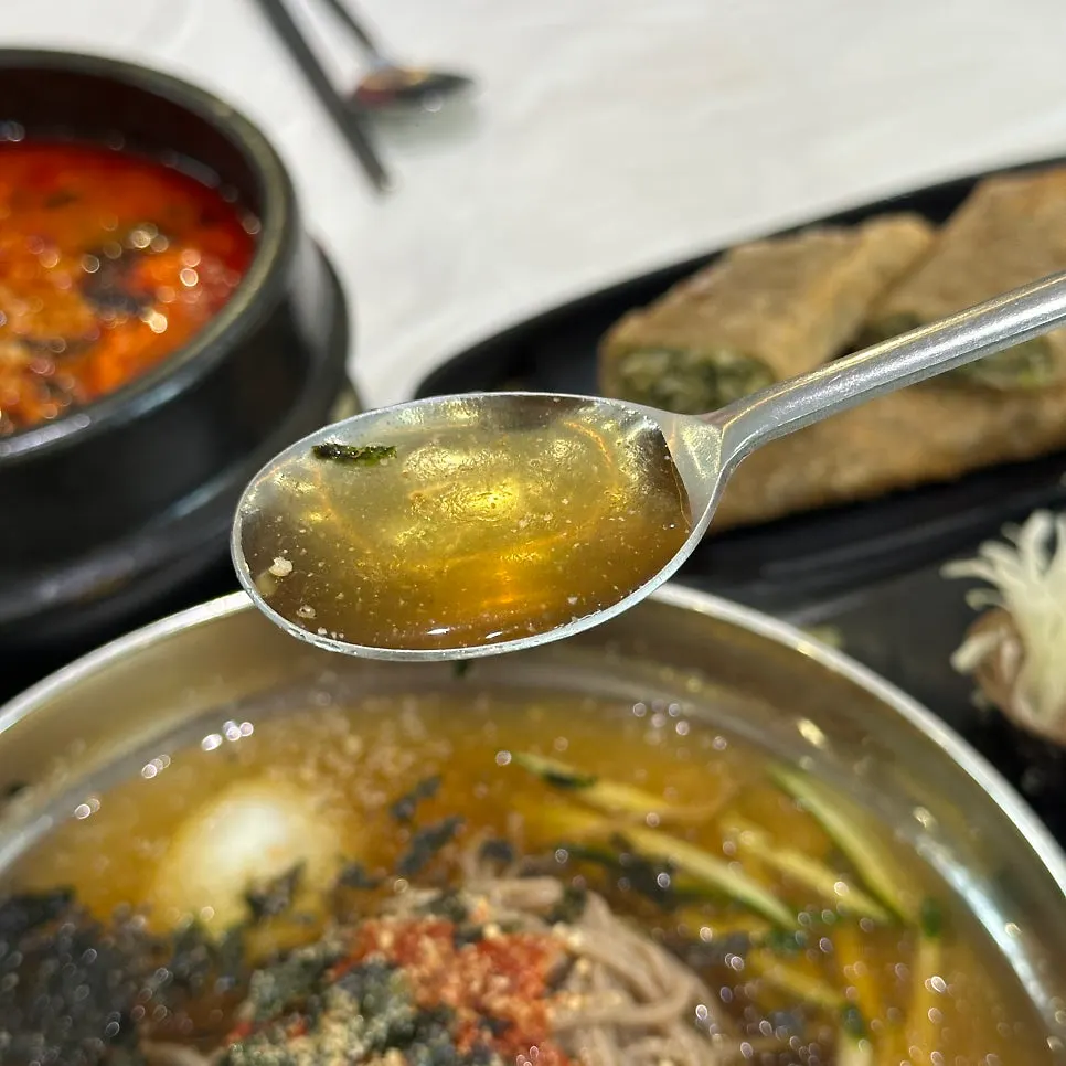 생선 육수를 쓴 물막국수 한 그릇
