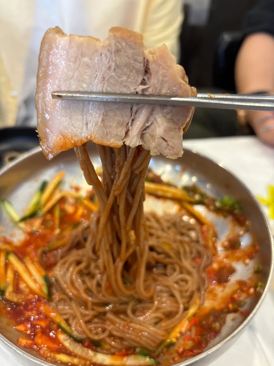 고씨네동해막국수 본점 건물과 간판