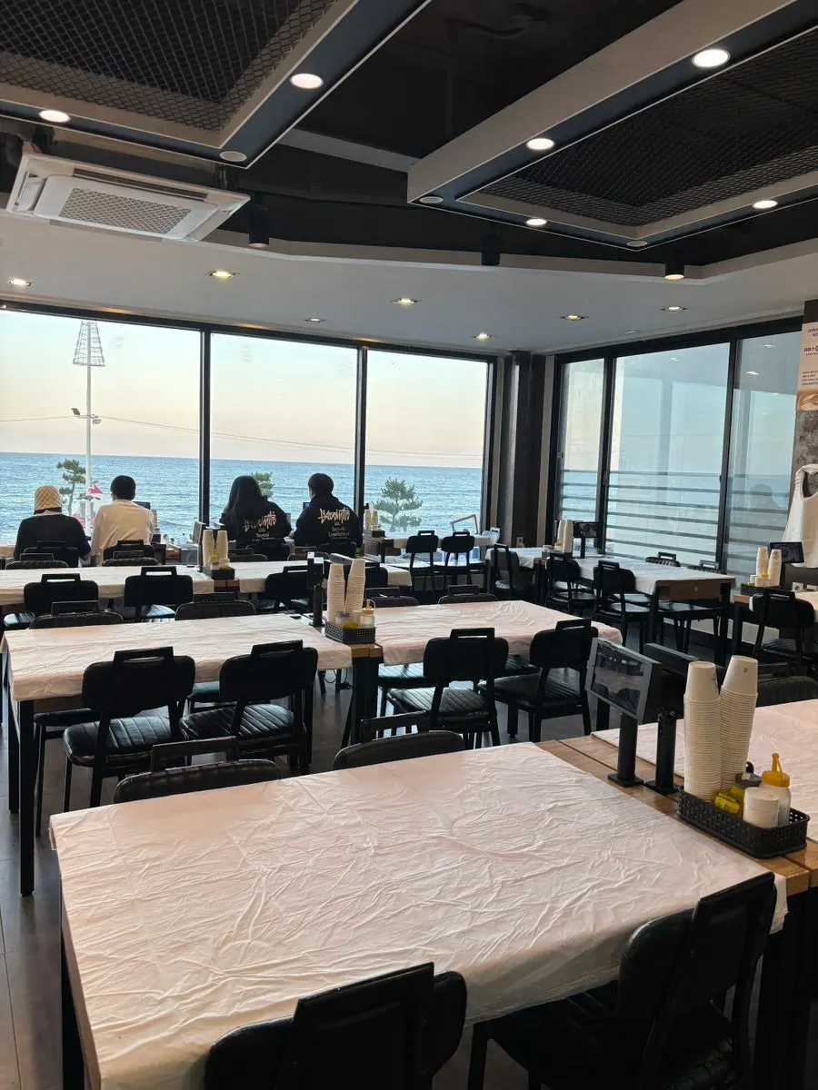 창가 좌석에서 바라본 동해 바다