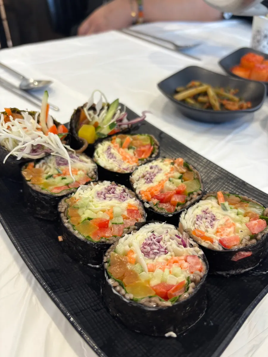 단면이 보이는 샐러드 메밀김밥 접시