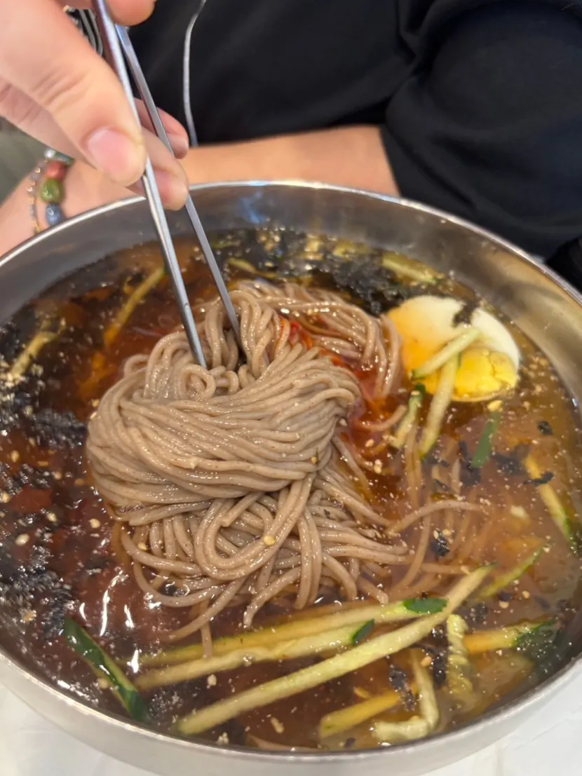 김가루와 오이가 올라간 물막국수