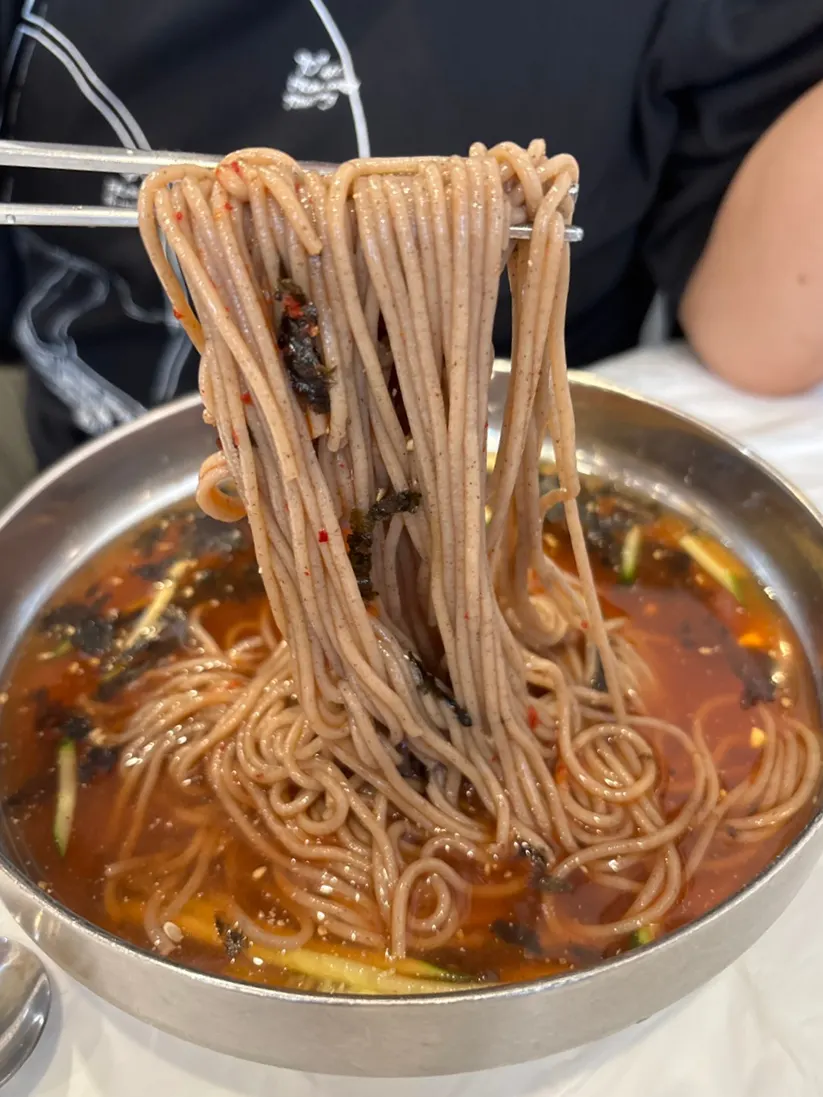 시원한 육수의 물막국수 면 들어올린 모습
