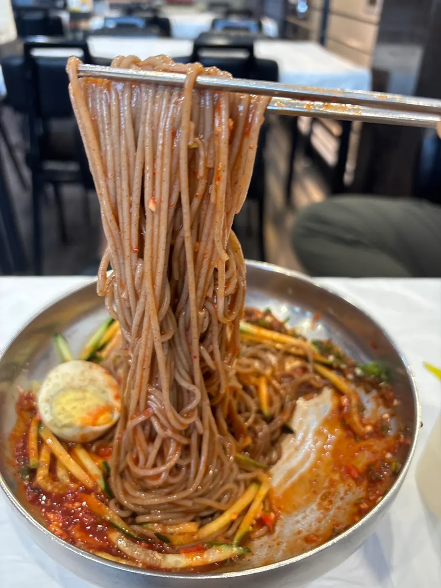 양념에 비벼진 비빔막국수 한 그릇