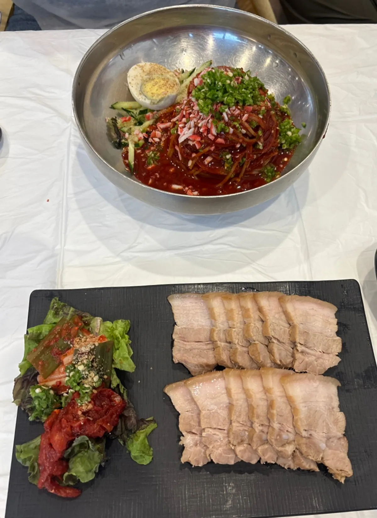 막국수 3종과 메밀김밥이 놓인 테이블