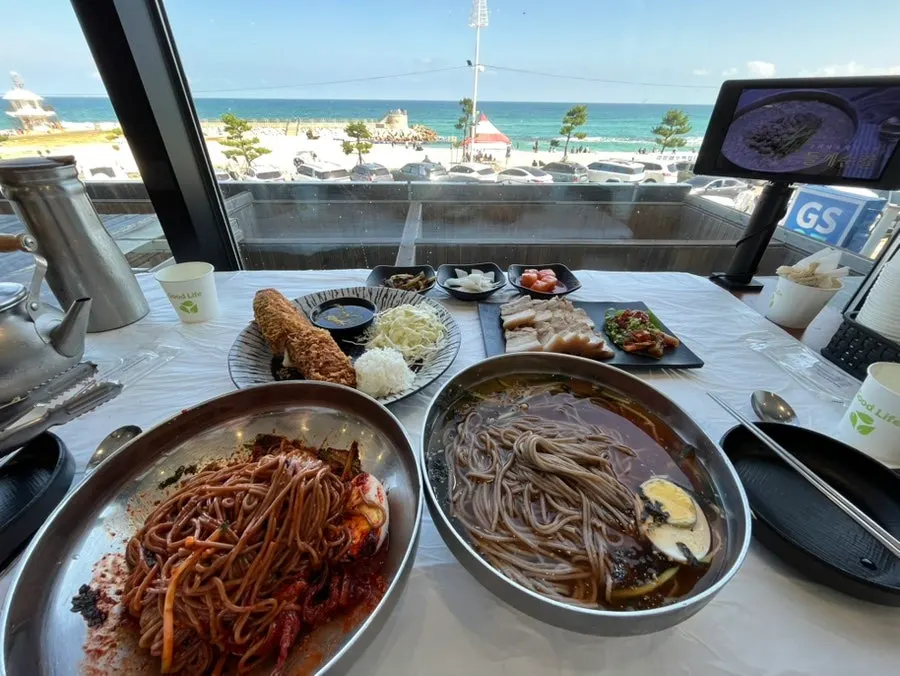 Makguksu and boiled pork placed together on the table