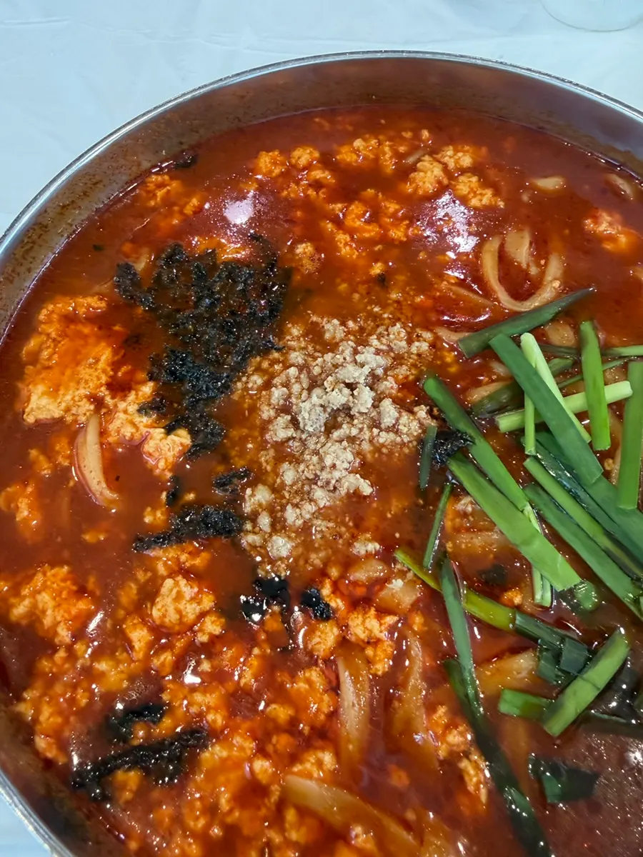 얼큰한 국물의 순두부얼큰칼국수
