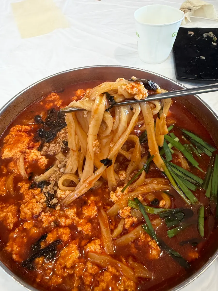 순두부와 칼국수 면을 건져 올린 모습