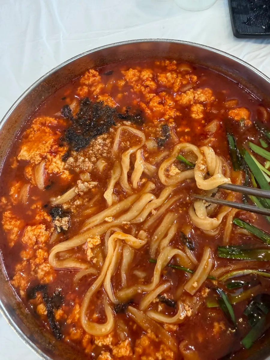 막국수와 수육, 순두부칼국수 한 상 차림