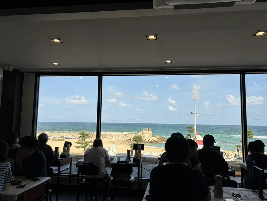 강문해변 바로 앞 고씨네동해막국수 주변 풍경