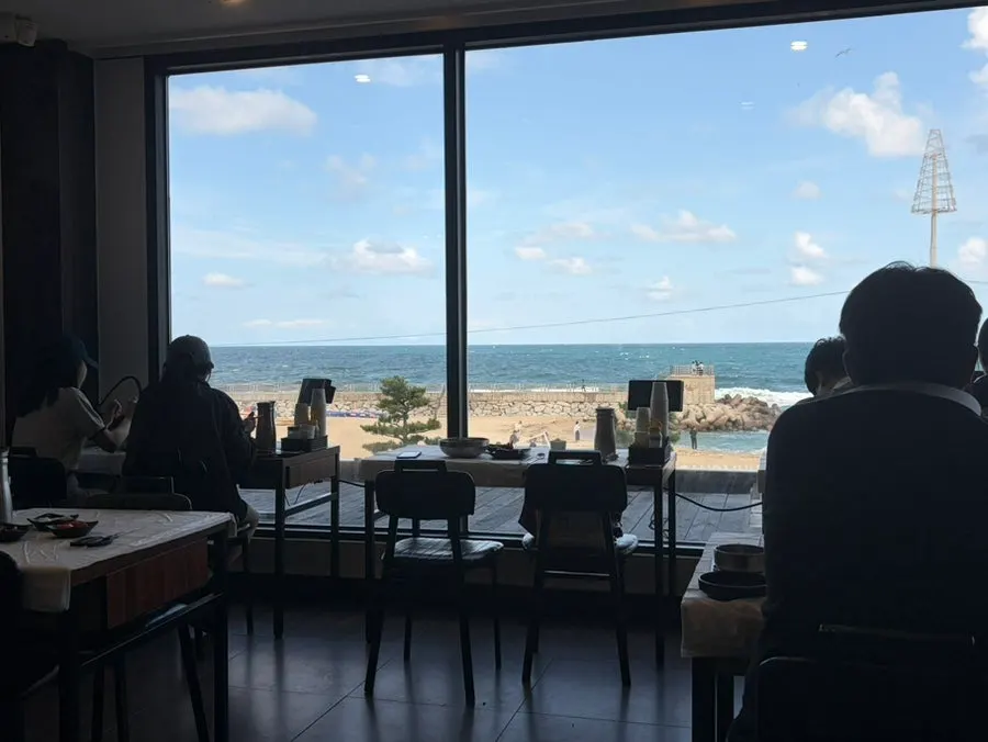고씨네동해막국수 창밖으로 보이는 강문해변