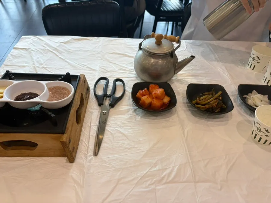 강문해변 바다가 보이는 식당 창가 풍경