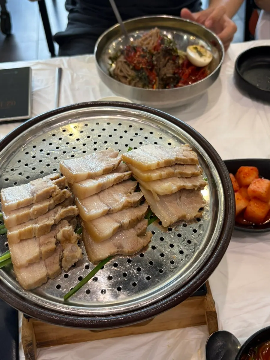 건물 전체를 쓰는 고씨네동해막국수 외관