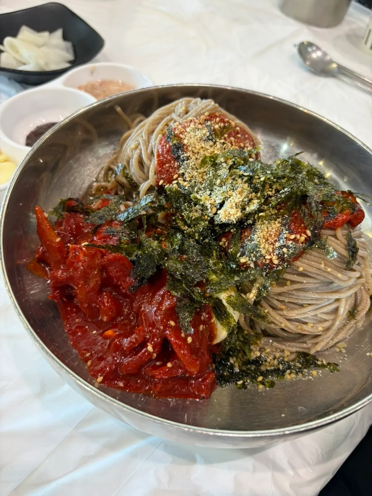 굵고 통통한 자가제면 막국수 면발