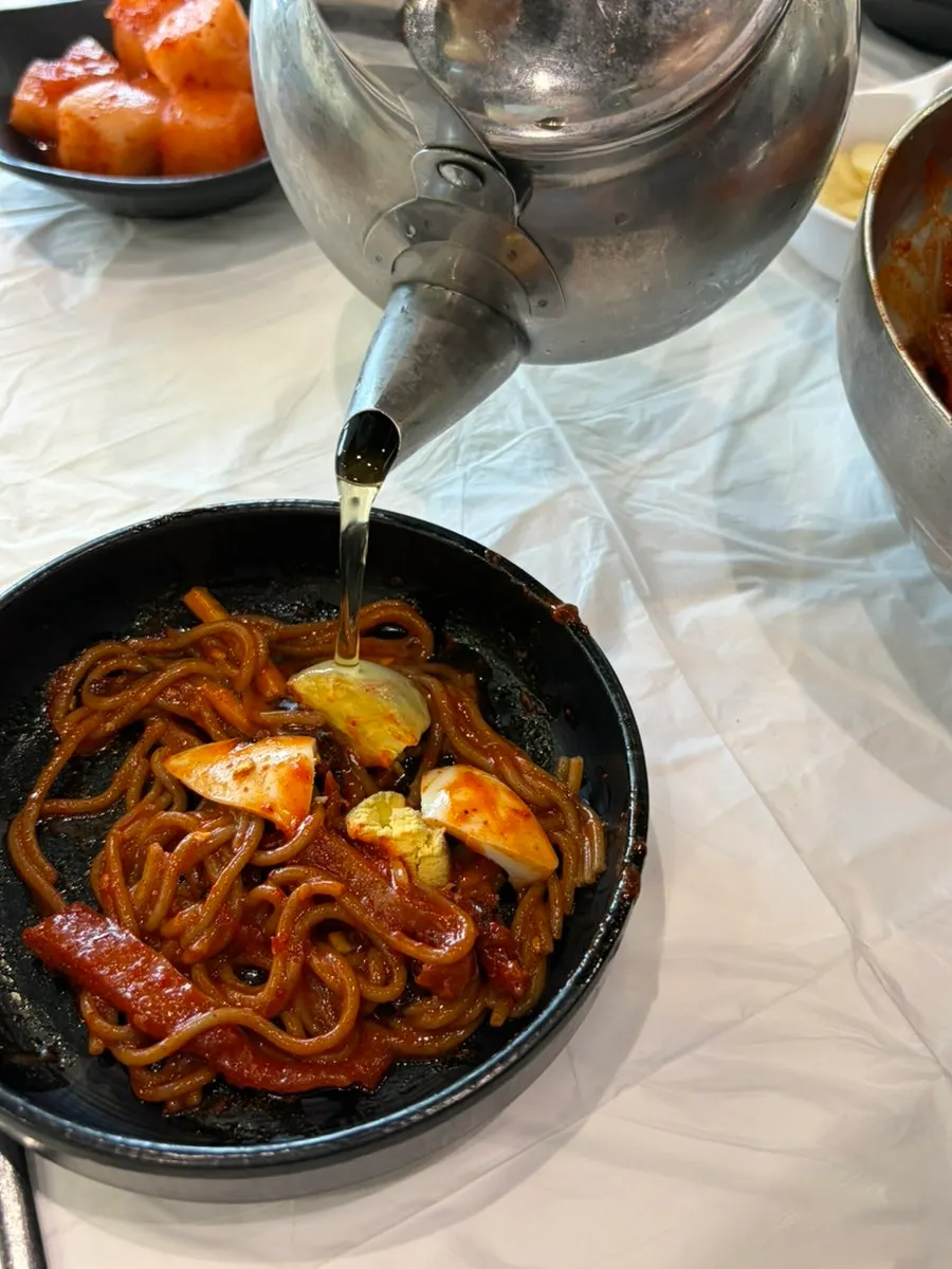가쓰오부시 육수를 넣은 비빔국수