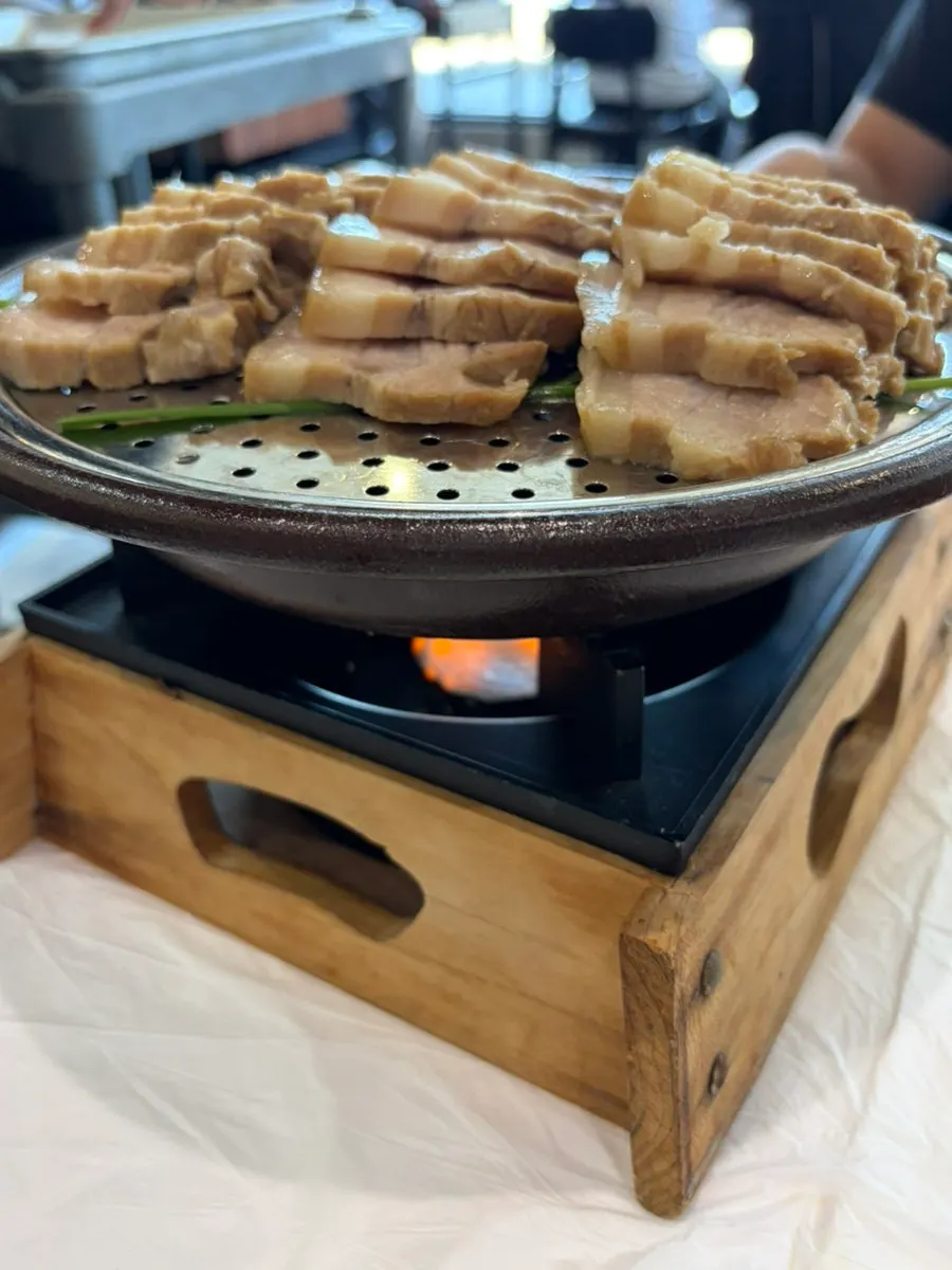 화로에 올려 나온 따뜻한 수육 한 접시