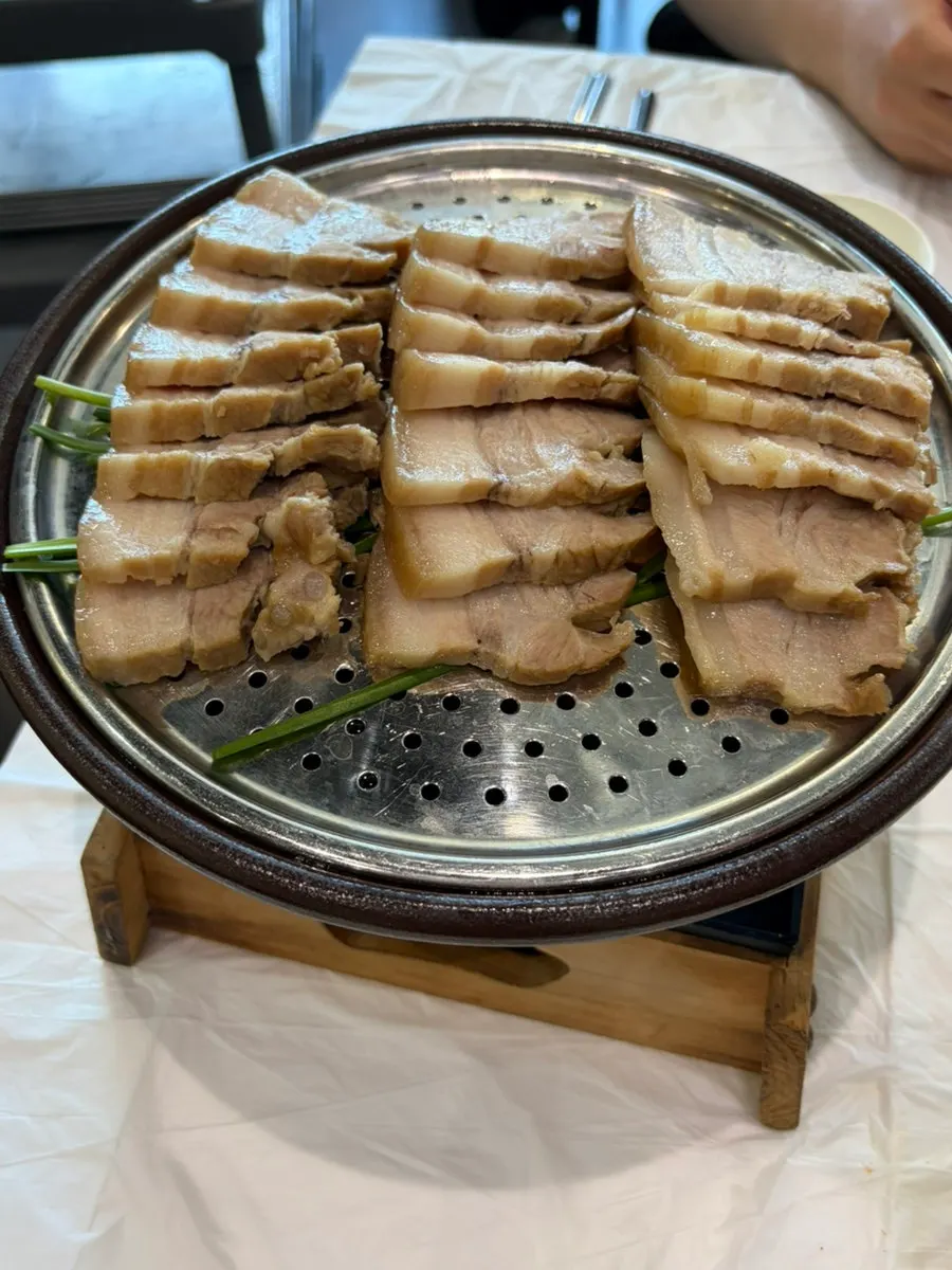 김이 모락모락 오르는 수육 화로 상차림