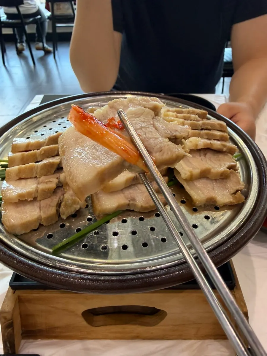 막국수와 수육을 함께 차린 한 상