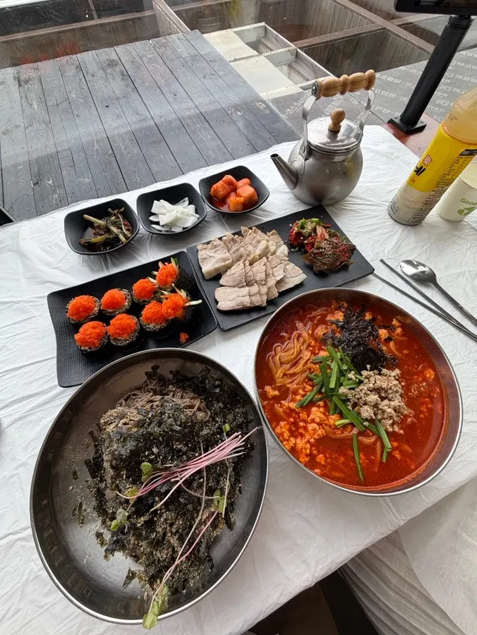 Sundubu kalguksu pedas dengan tahu lembut, daging cincang, dan rumput laut kering