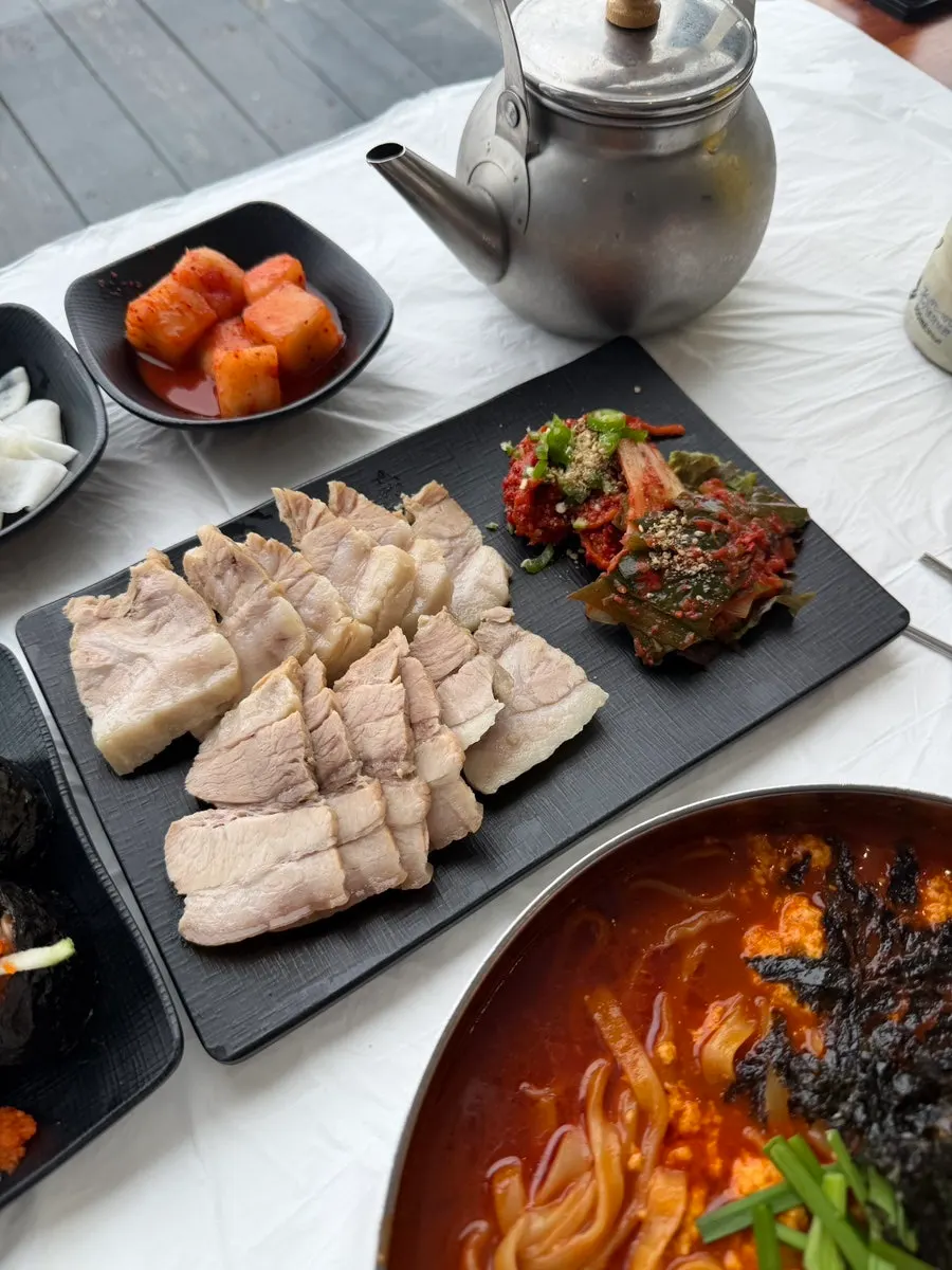 Semangkuk sundubu kalguksu pedas dengan kuah pekat