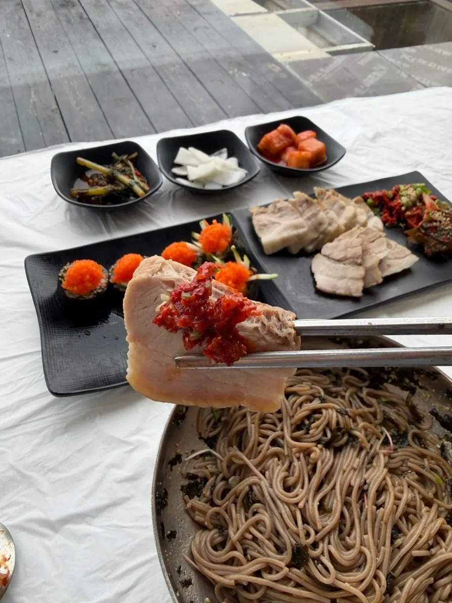 Piring kkamakjang suyuk dan myeongtae sikhae