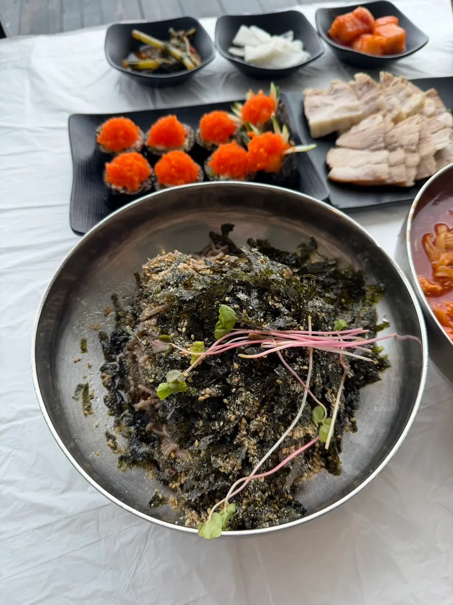 Gimbap keto soba dengan telur ikan terbang di atasnya