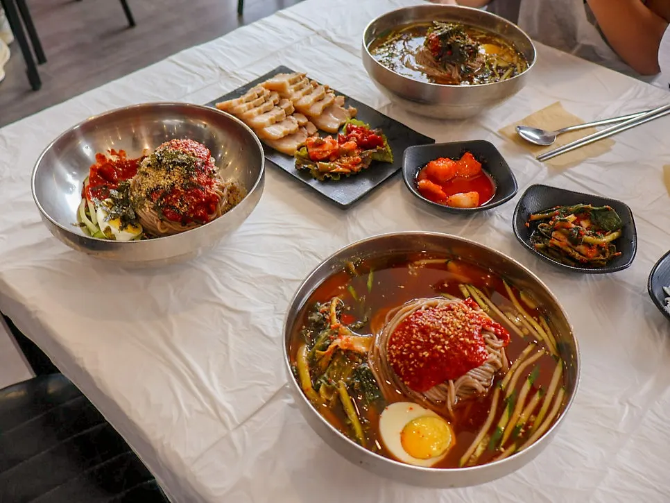 김치류 밑반찬과 셀프코너