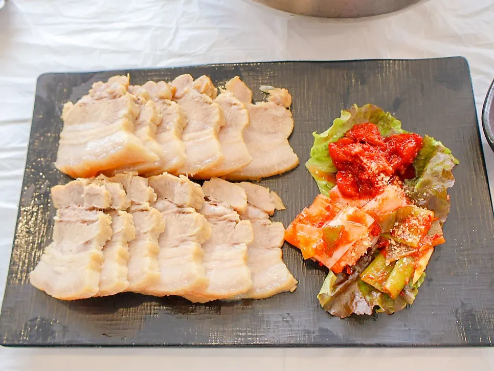 육수를 더한 비빔막국수