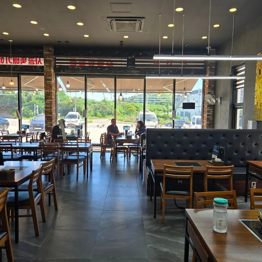 Multi-person table seating at Matdeurin