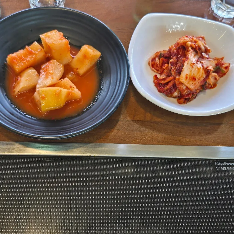 Side dishes and self-service corner at Matdeurin