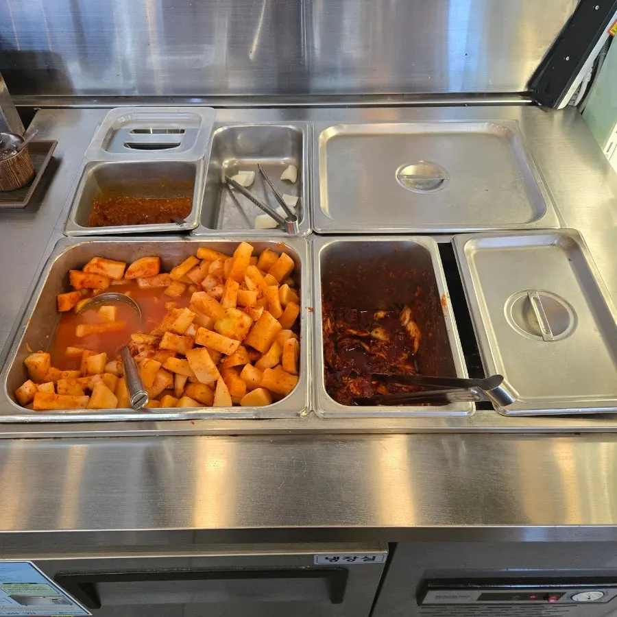Kimchi and kkakdugi basic side dishes